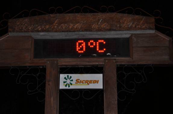 Otermômetro da praça confirma a temperatura marcada pela Fiona em Cambará do Sul - RS